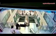 Chiny - Kobieta wciągnięta przez ruchome schody