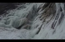 Ogromny obryw lodu podczas wspinaczki.