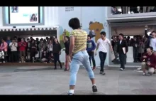 "Taniec" uliczny w wykonaniu Koreańczyków.