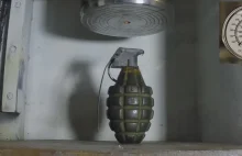 Zobacz co się stanie z granatem zmiażdżonym przez praskę hydrauliczną