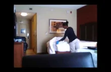 Gość nagrał sprzątaczkę w pokoju hotelowym...