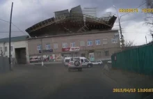 silny wiatr zrywa dach z budynku w Rosji