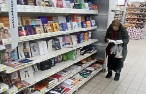 Starsza przychodzi do marketu, by czytać książki. Zrobili jej kanapę