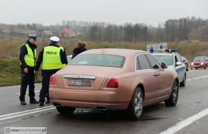 Rolls Royce z Dubaju po długim pościgu policyjnym zatrzymany w Piątnicy