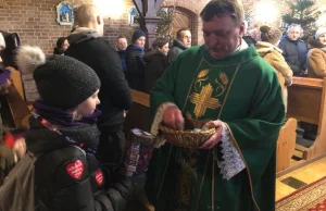 Ksiądz całą tacę wsypał do puszek WOŚP. "Uwielbiam tę akcję"