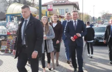 Prezydent Duda w Nowym Sączu. Na cmentarzu był z Mularczykami [ZDJĘCIA, WIDEO]