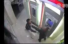 Próba kradzieży przy bankomacie.