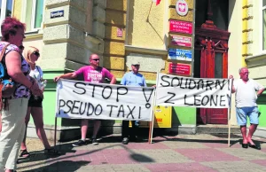 W Kołobrzegu taksówkarz dźgnął nożem. Przyjaciele mówią, że był zmuszony...