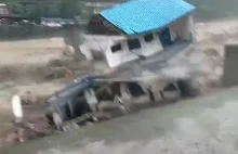Człowiek uwieziony na drugim piętrze swojego domu podczas powodzi