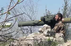 Syryjscy rebelianci uzbrojeni w przeciwpancerne pociski TOW