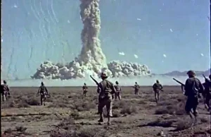 Kolorowe nagranie z atomowego testu na żołnierzach.
