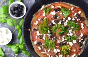 [Przepis] Fit pizza z patelni z oliwkami, jarmużem i serem feta