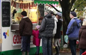 Gofry, wata, obwarzanki i pożyczki na cmentarzach. Czy psują atmosferę zadumy?