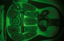 Rozchodzenie się fal akustycznych w gitarze widoczne dzięki promieniom laserowym