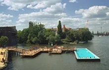 Niesamowity basen na wodzie w Berlinie