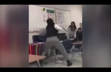 Czarnoskóra nauczycielka bije białą uczennice i skacze jej po głowie.