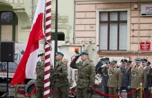 Groteskowe obchody Dnia Flagi w Bydgoszczy ze śmieciarką w tle
