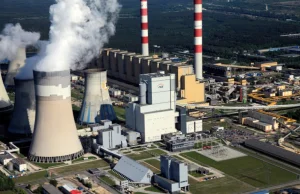 Greenpeace na kominie Elektrowni Bełchatów