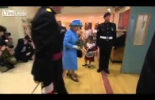 Żołnierz salutując Królowej Elżbiecie, przypadkowo uderza 6 letnią dziewczynkę.