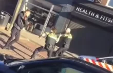 Szokujące nagranie z Holandii. Krzyczał po polsku. Atakował policjantów