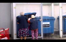 Babcie grzebią w śmieciach bieda w kraju (Poverty in Poland