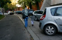 Koniec parkowania na chodniku. Szykują zmiany w przepisach