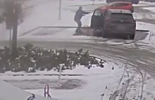 Film: Kobieta wpadła pod koła własnego samochodu