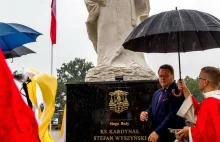 Znowu trzymali parasol nad ministrem Zielińskim. Tym razem robił to ksiądz