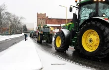 Rolnicy nie dojechali na blokadę, przetrzymują ich policjanci. Sprawdzają...