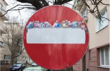 Warszawa: Ostatnia Wieczerza na znakach drogowych