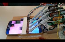Robot stworzony w domu gra w grę "piano tiles 2"