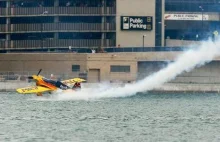 Pilot Red Bull Air Race o mało nie rozbił samolotu o wodę.
