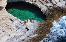 Naturalny basen skalny w Grecji