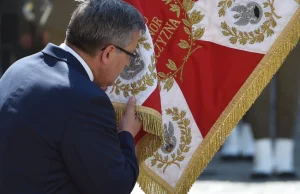 Pieniądze prezydenckiej kancelarii wydano m.in. na podróże i gadżety!