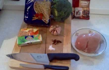 Gotuj z wykopem: Kurczak z brokułami i makaronem w sosie serowym.