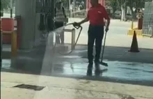 Sprzątanie stacji benzynowej (Wenezuela)