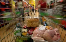 Francuskie supermarkety będą musiały rozdawać niesprzedane jedzenie.