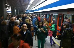 Awaria i utrudnienia w metrze. "Piorun uderzył w podstację"