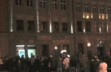 Poczta polska zamyka okienko i wzywa policję, a w kolejce setki osób