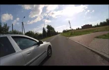 Kierowca próbuje zepchnąć rowerzystę z jezdni