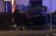 Kierowca samochodu marki BMW wjechał w budynek. Był pijany