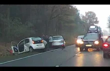 Zderzenie dwóch samochodów osobowych na drodze krajowej nr 11