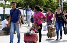 Wenezuelczycy szturmują granicę z Kolumbią