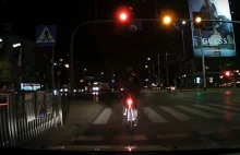 Ten rowerzysta ma zawsze zielone. Przez skrzyżowania na czerwonym świetle...