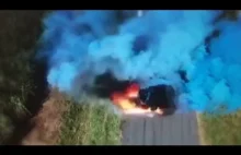 Pożar samochodu przy paleniu gumy