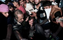W trzy godziny ponad 2,5 tys. migrantów - grecka wyspa Lesbos przeżywa...