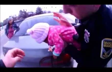 Policjant ratuje przed udławieniem 2-miesięczną dziewczynkę