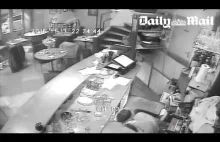 Nagranie momentu zamachu w restauracji w Paryżu [FILM]