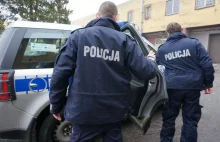 Ukrył się przed włamywaczami w szafie i zadzwonił na policję.