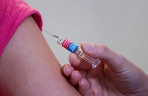 Młodzi Kanadyjczycy chcą się szczepić na przekór antyszczepionkowym rodzicom